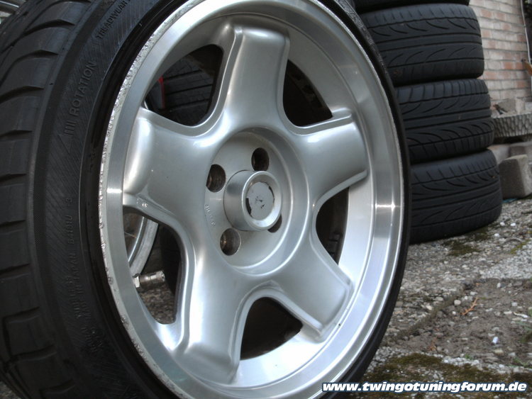 [Bild: twingo-06154239-fXR.jpg]