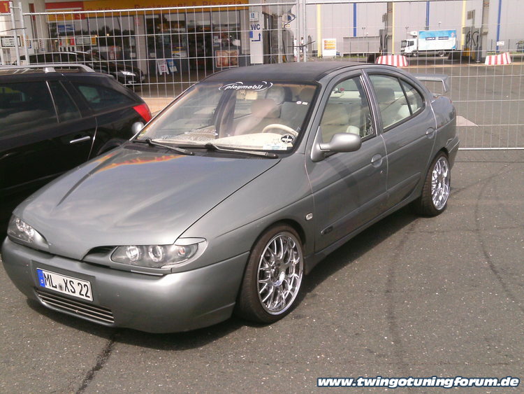 [Bild: twingo-18101204-afM.jpg]