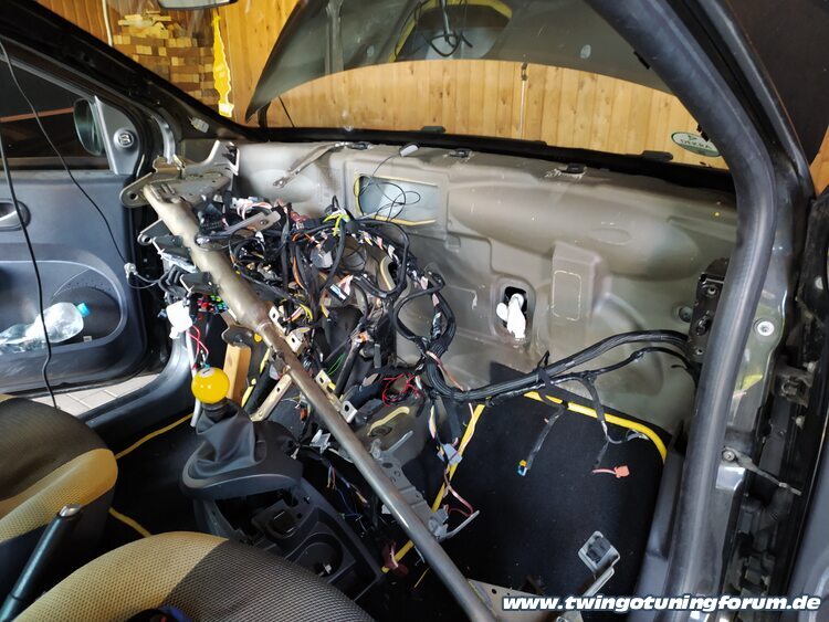 [Bild: twingo-06220520-FEn.jpg]
