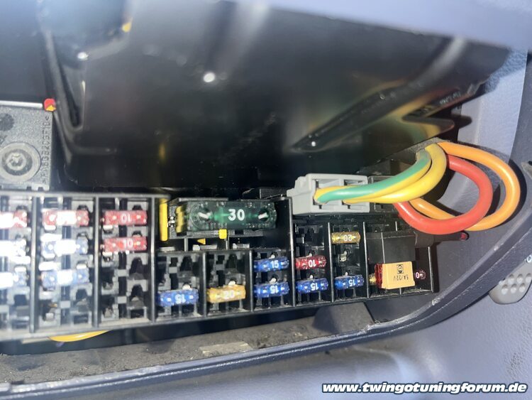 [Bild: twingo-03011727-nhM.jpg]