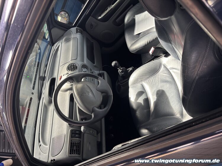 [Bild: twingo-15101708-XB2.jpg]
