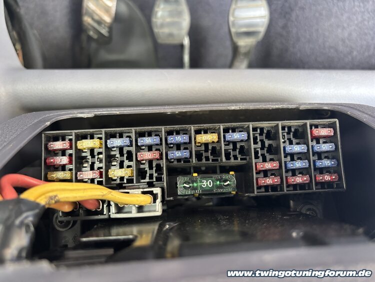 [Bild: twingo-02123656-9h3.jpg]