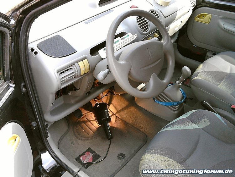 [Bild: twingo-10092161608-Rnr.jpg]